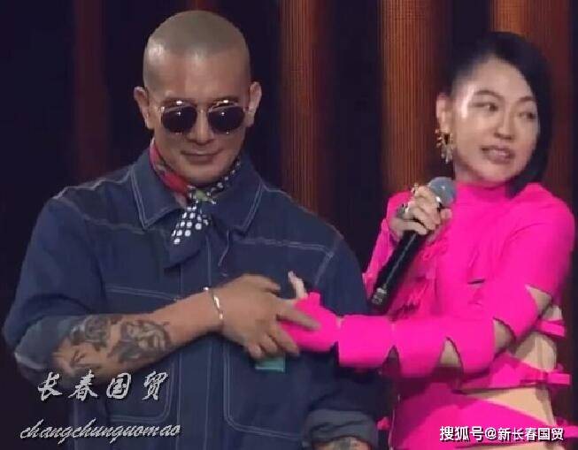 大S老公现身金曲奖秀中文,上台遭小s袭胸显尴尬