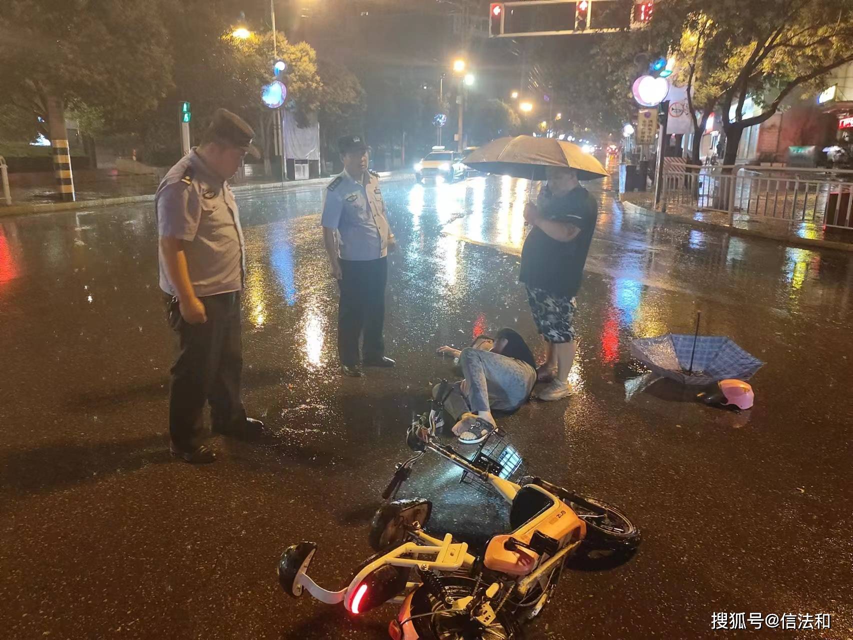 白水县巡特警在夜间巡逻时救助一名交通事故受伤群众