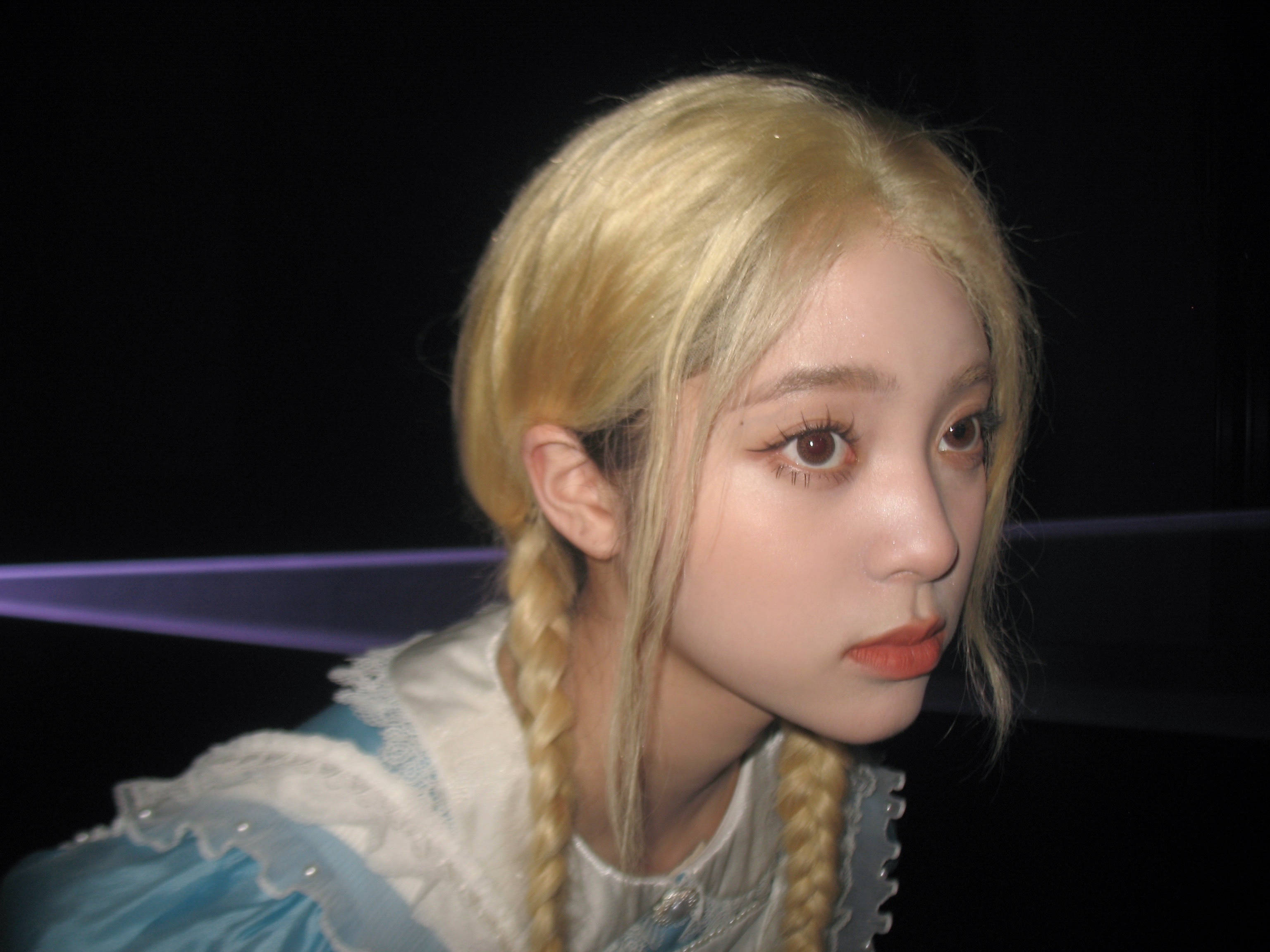 欧阳娜娜梦幻cos爱丽丝 金发造型有梦游仙境那味了