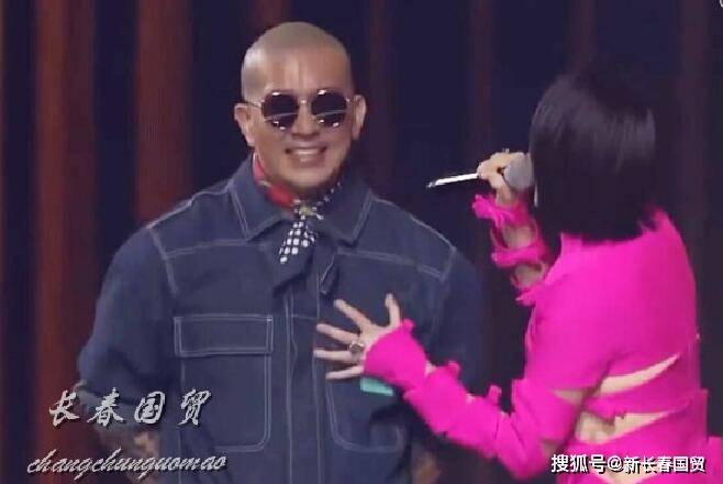 大S老公现身金曲奖秀中文,上台遭小s袭胸显尴尬
