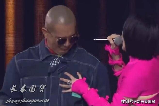 大S老公现身金曲奖秀中文,上台遭小s袭胸显尴尬