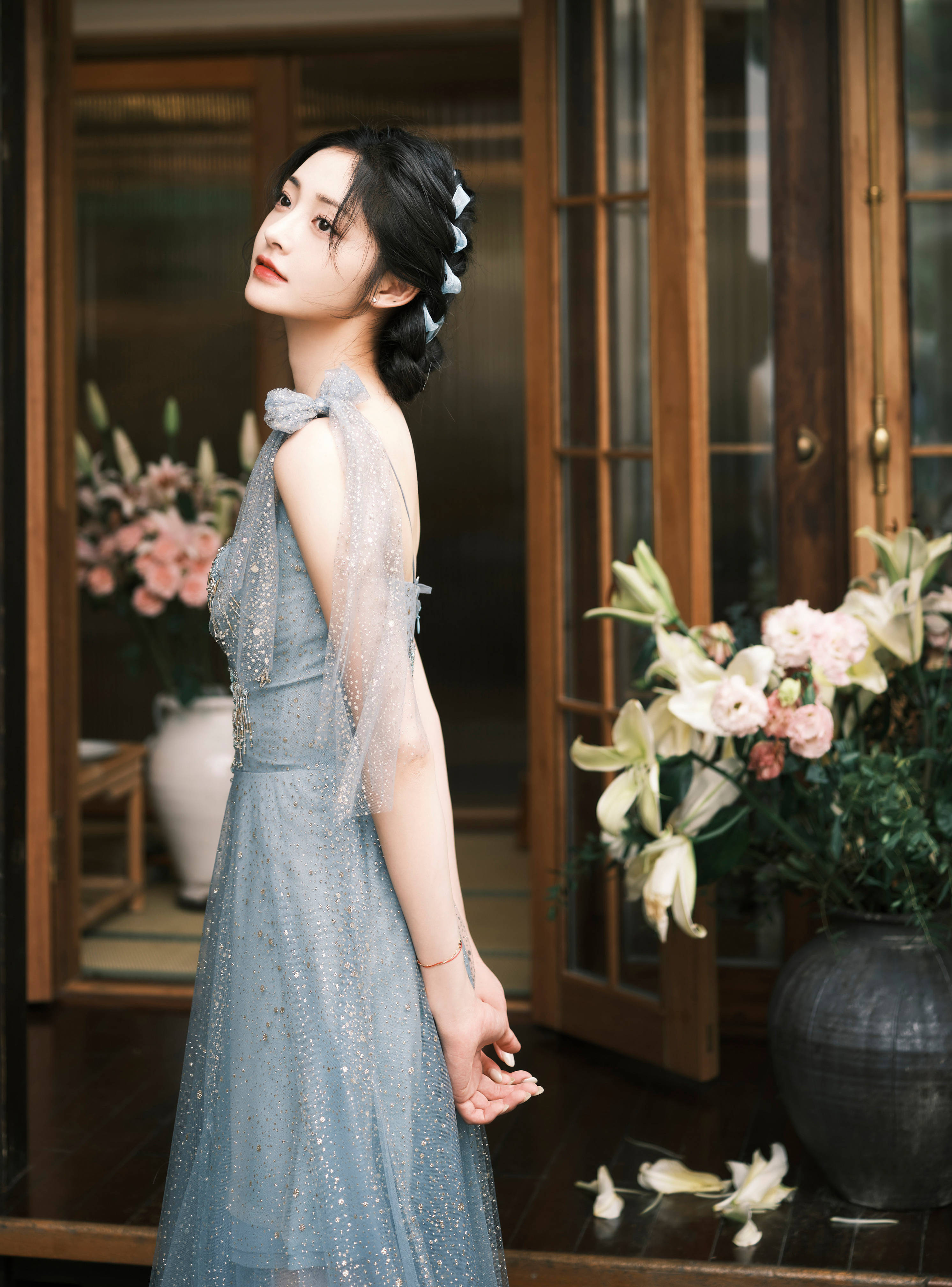 周洁琼穿纱裙前凸后翘长腿吸睛 笑容甜美又纯又欲