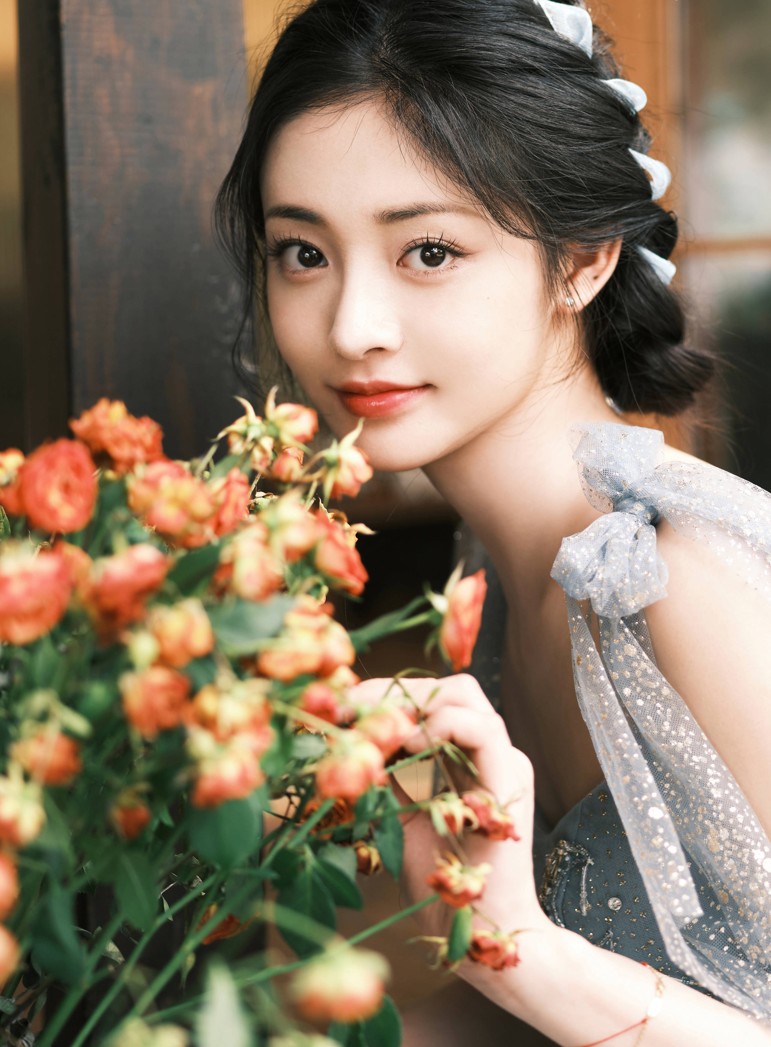 周洁琼穿纱裙前凸后翘长腿吸睛 笑容甜美又纯又欲