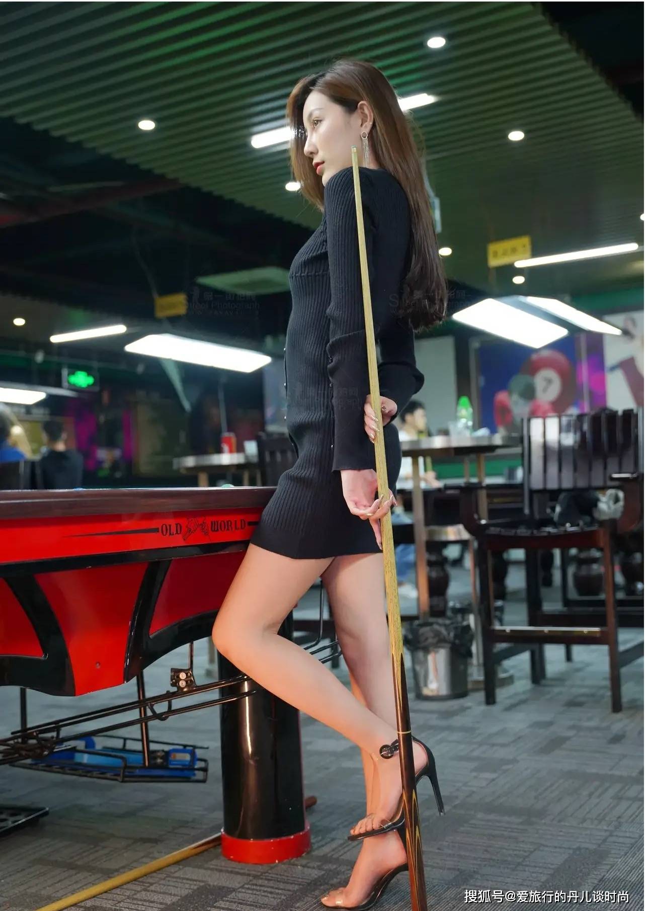 打台球的小姐姐身穿黑色长袖针织连衣裙修身款秀出好身材尽显名媛气质
