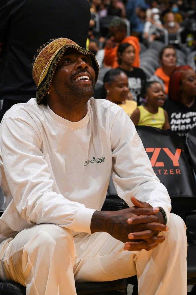 北京时间2022年7月8日,风口浪尖上的凯里-欧文现身洛杉矶,现场观战