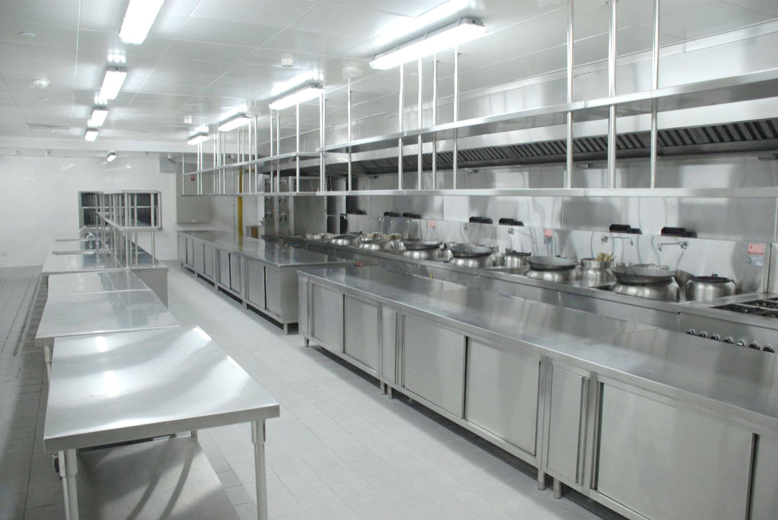 高校食堂的后厨厨房设备应该怎么匹配呢?需要什么专业设备?