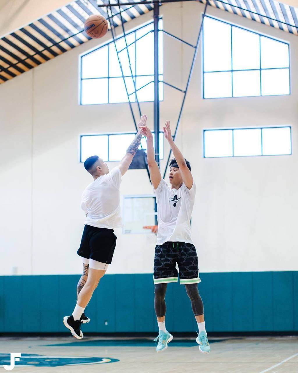 组图林书豪训练照曝光面对严防突破上篮