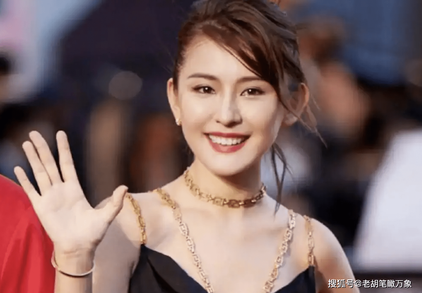 她,拥有挑战世俗的美颜,穿着大胆出位,也很争气-搜狐大视野-搜狐新闻
