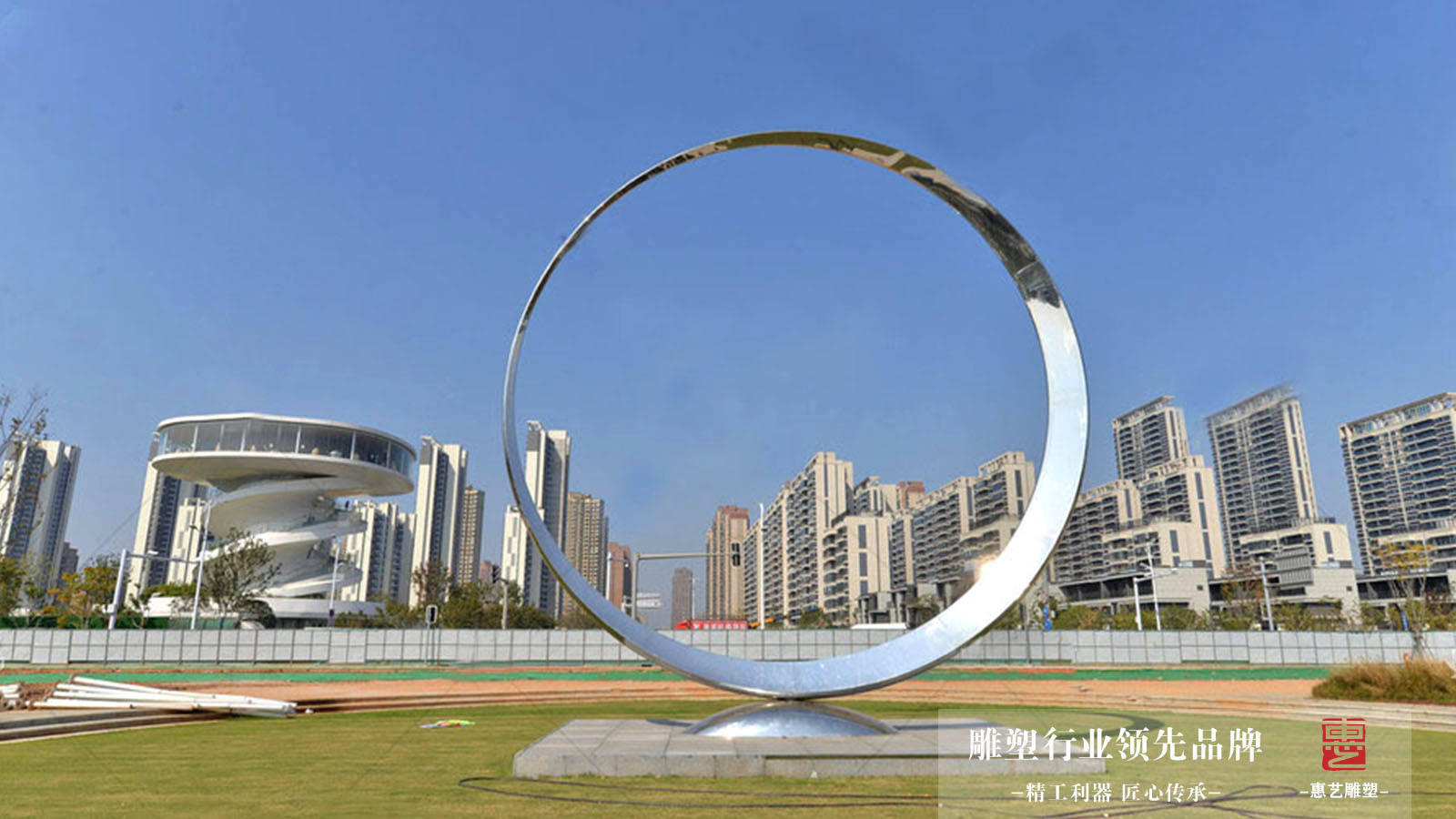 精品不锈钢水景月亮雕塑摆件图片