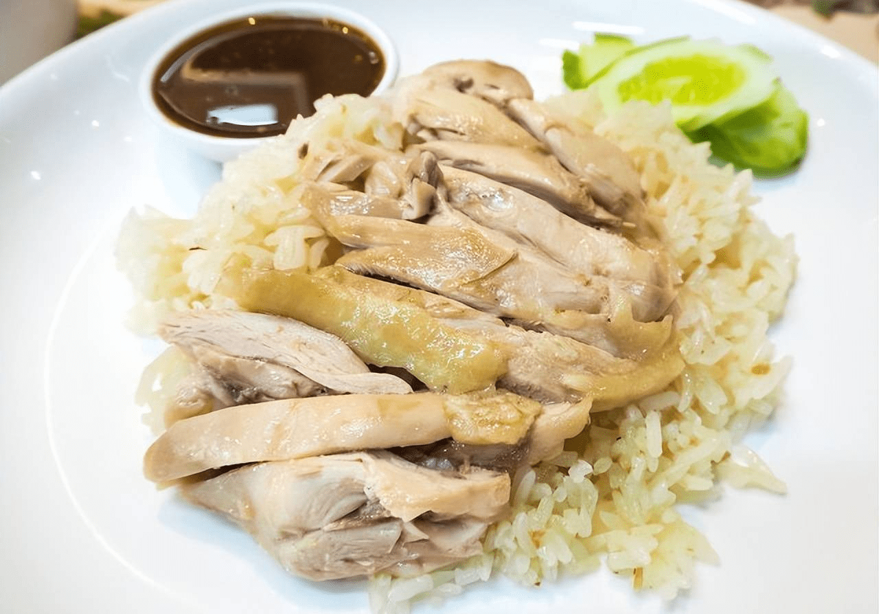 海南鸡采用海南著名的文昌鸡,用白切鸡的做法切成小块,鸡肉软烂而不柴