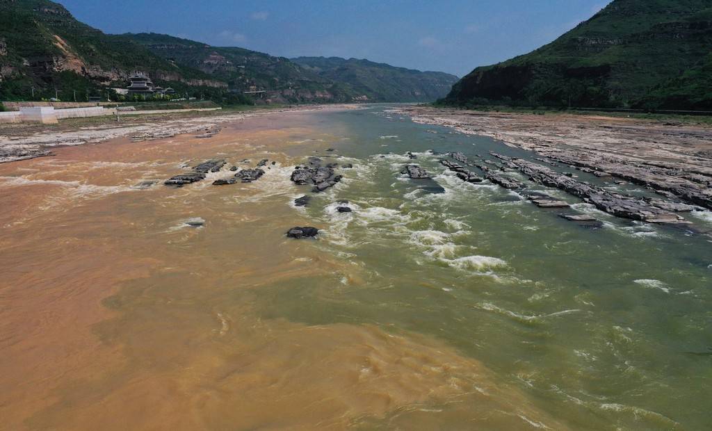 滚滚浊流奔腾而下 壶口特大瀑布群太壮观-搜狐大视野-搜狐新闻