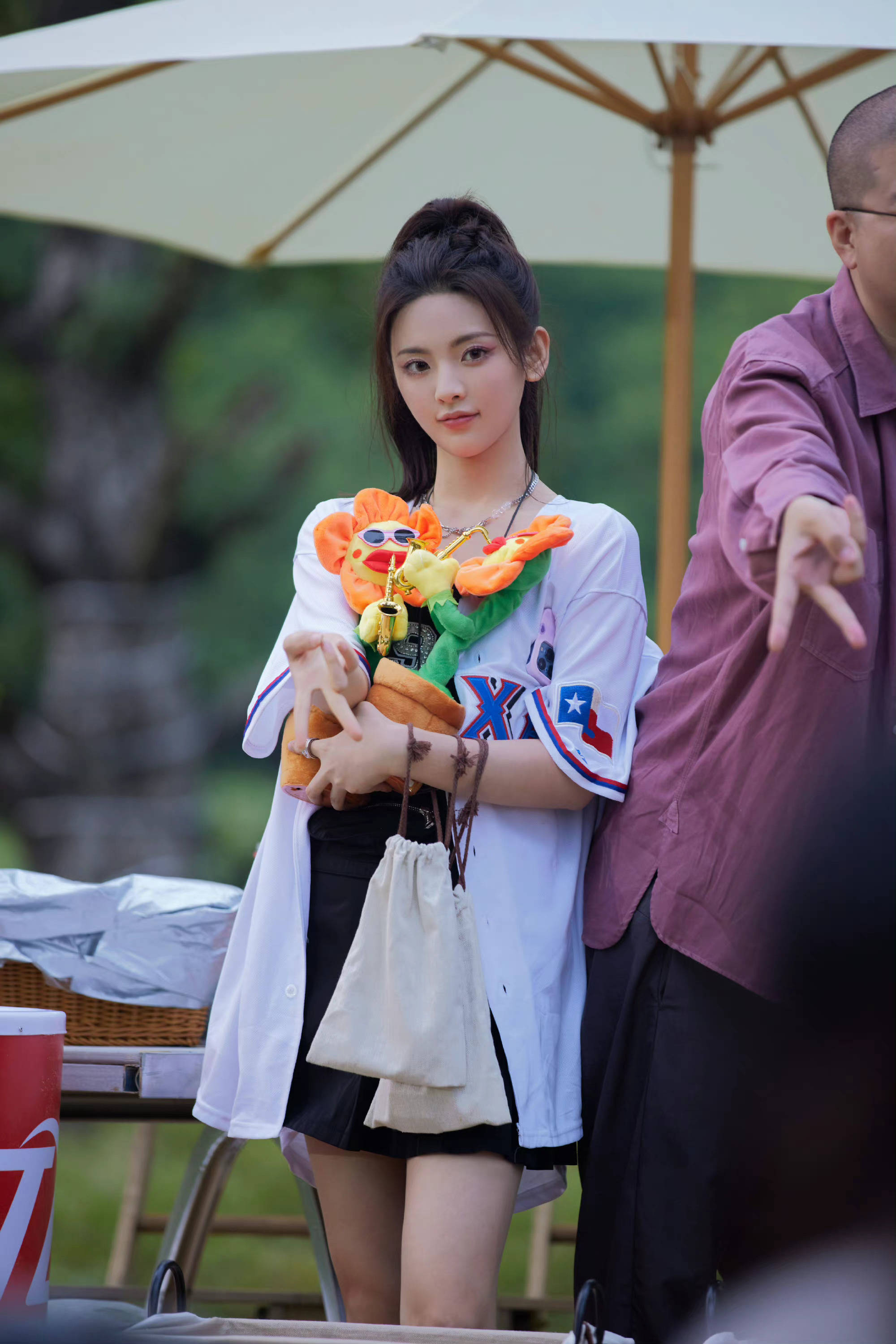 杨超越扎马尾录综艺清纯可爱 穿短裙秀长腿超元气