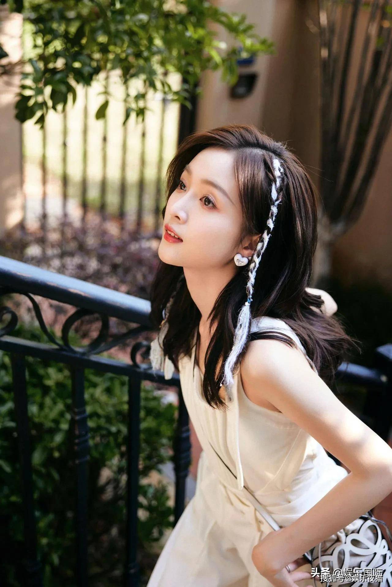 吴宣仪白色系编发造型出镜甜美可人清新而不失性感