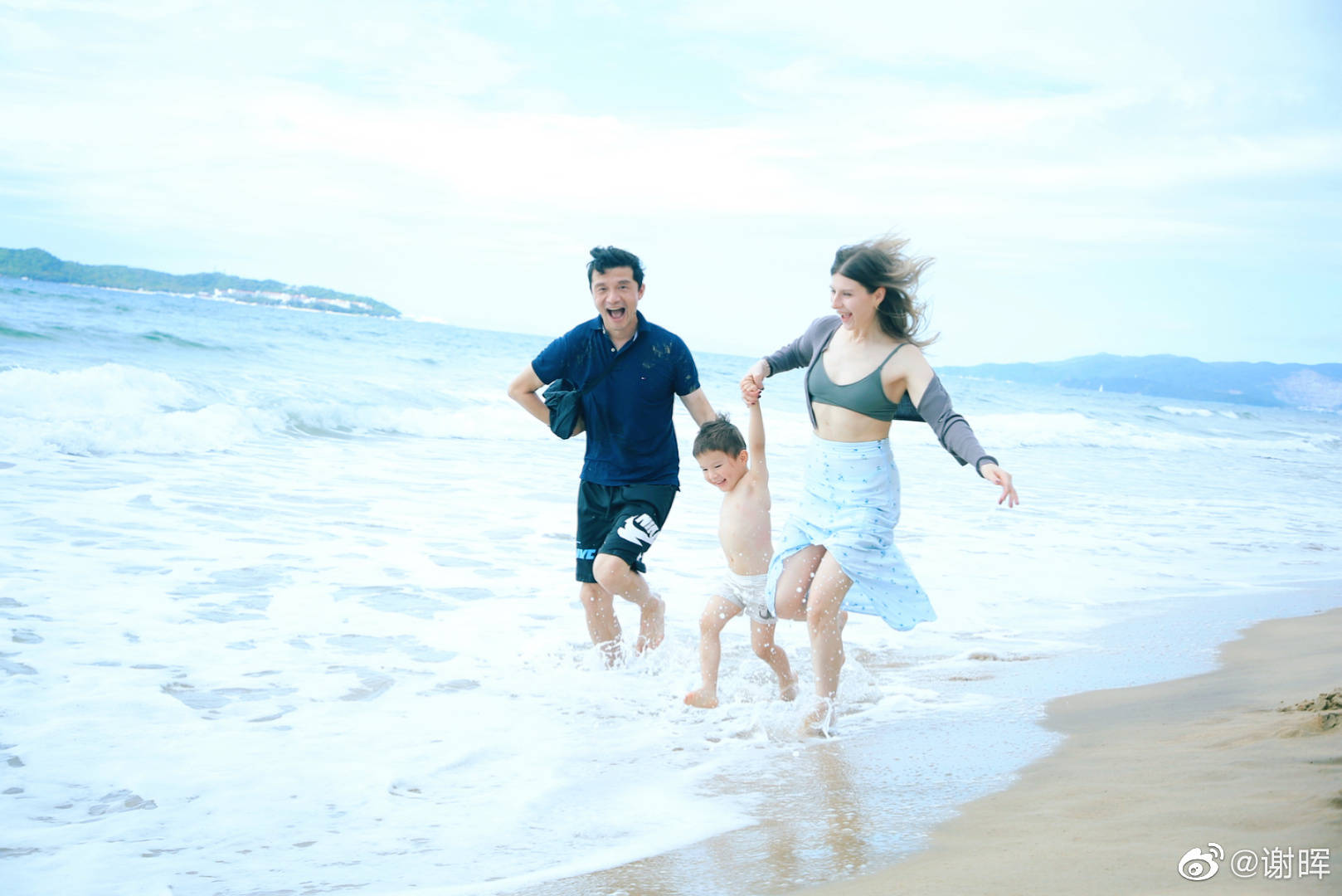 幸福！谢晖晒与妻儿海边玩耍照：面朝大海，春暖花开