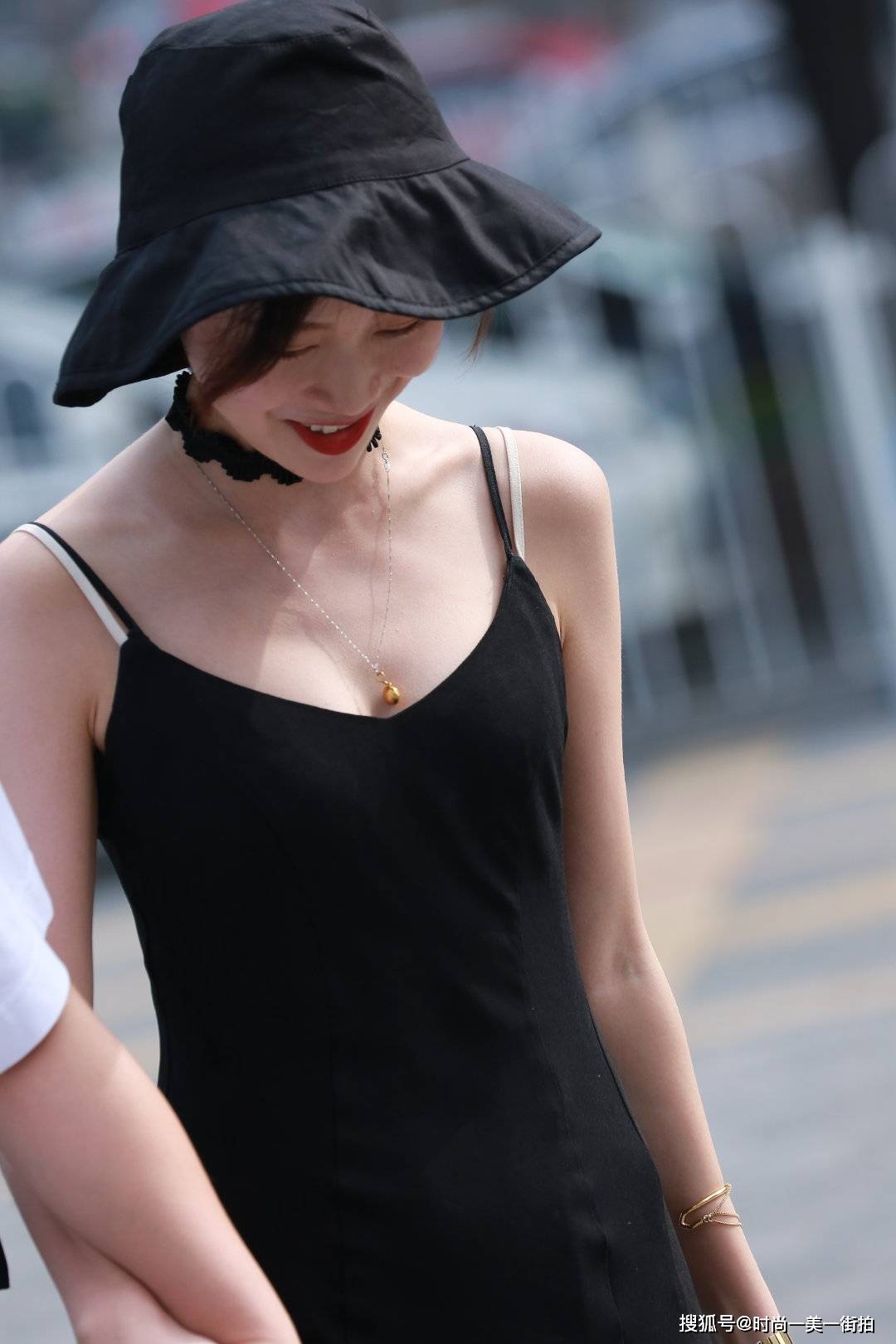 气质极佳的小姐姐黑色的太阳帽搭配黑色吊带长裙休闲时尚显身材美艳