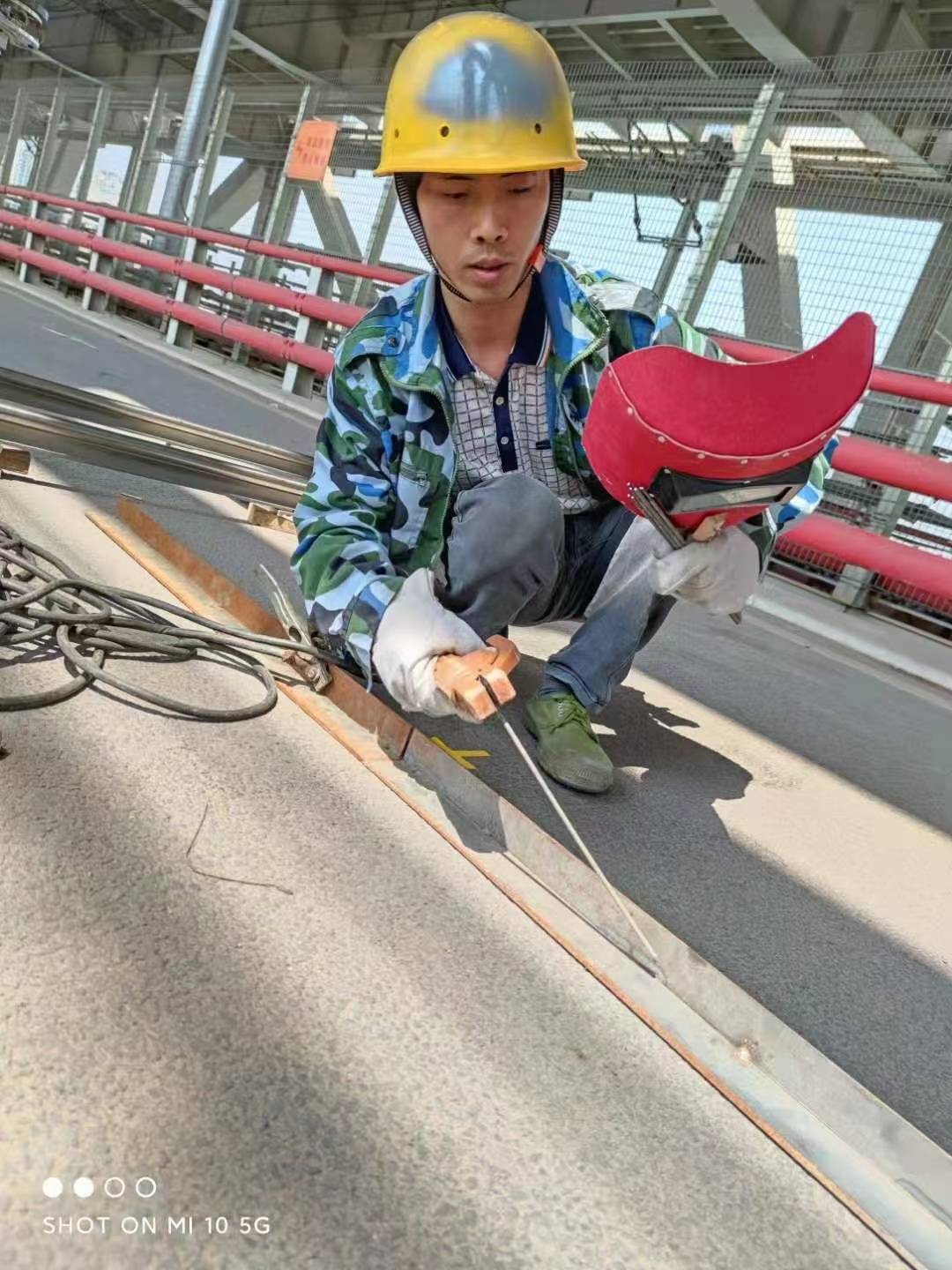 36岁男子走出农村实现演员梦:和王俊凯拍过戏 至今无房未婚 “我们缺工会,真正的工会”在山城的缝隙中将跑龙套进行到底