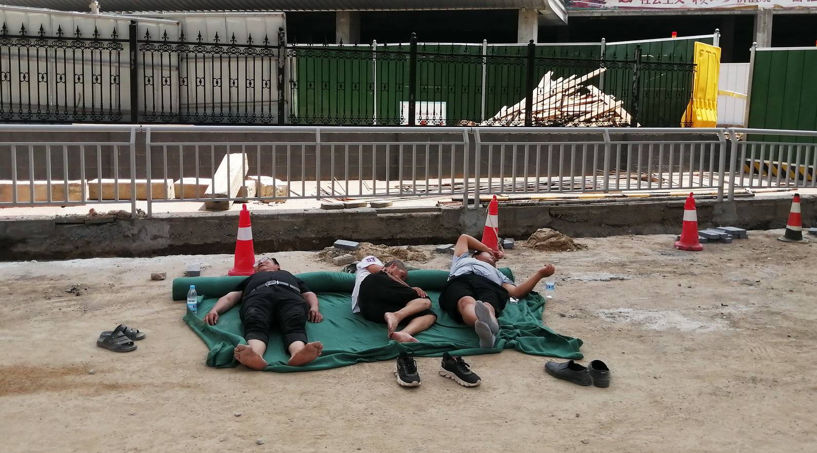原创高温下马路边农民工午休