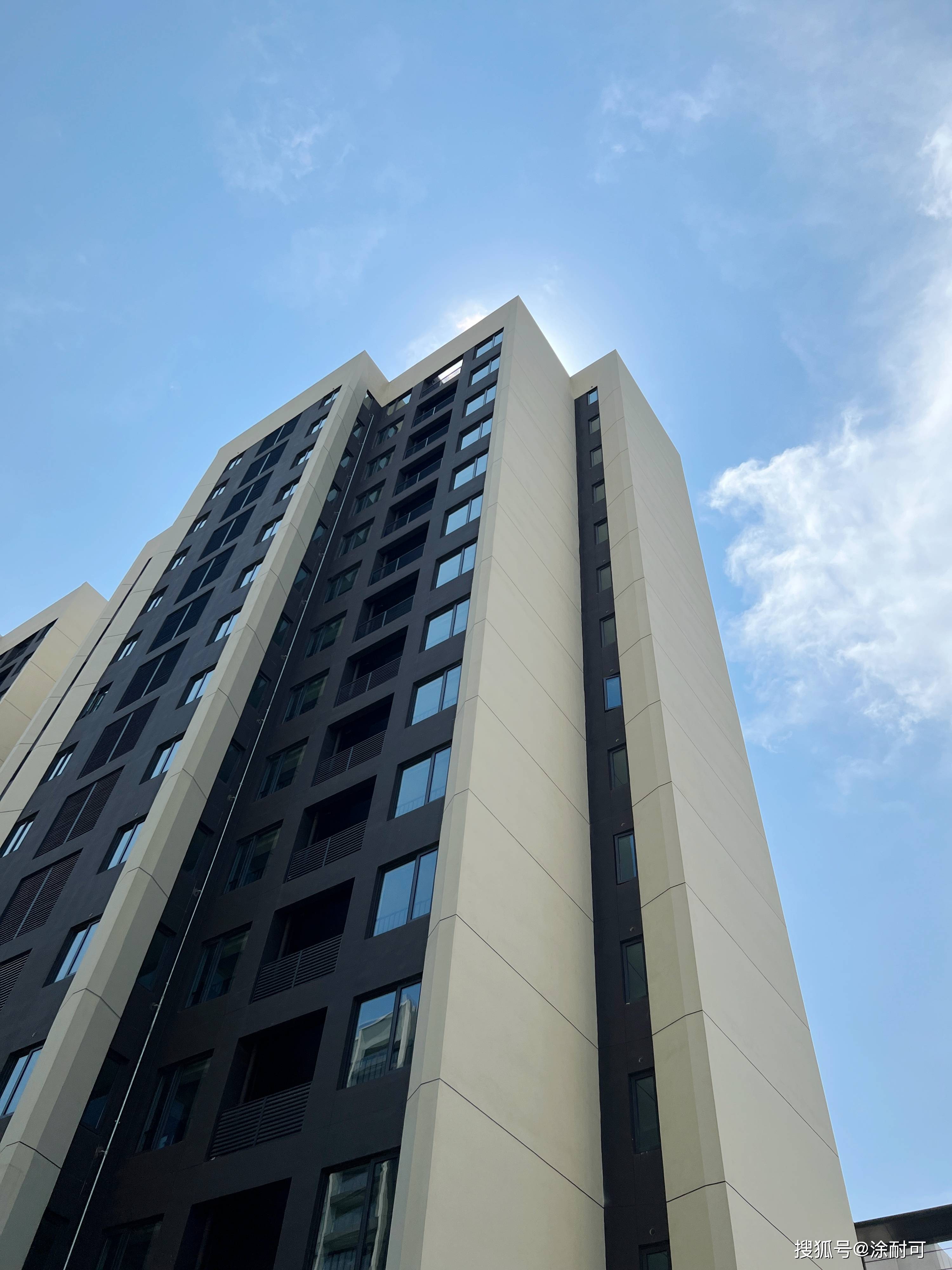 郁郁葱葱植物与建筑外立面涂耐可涂料纹理色彩结合为空间注入平静和