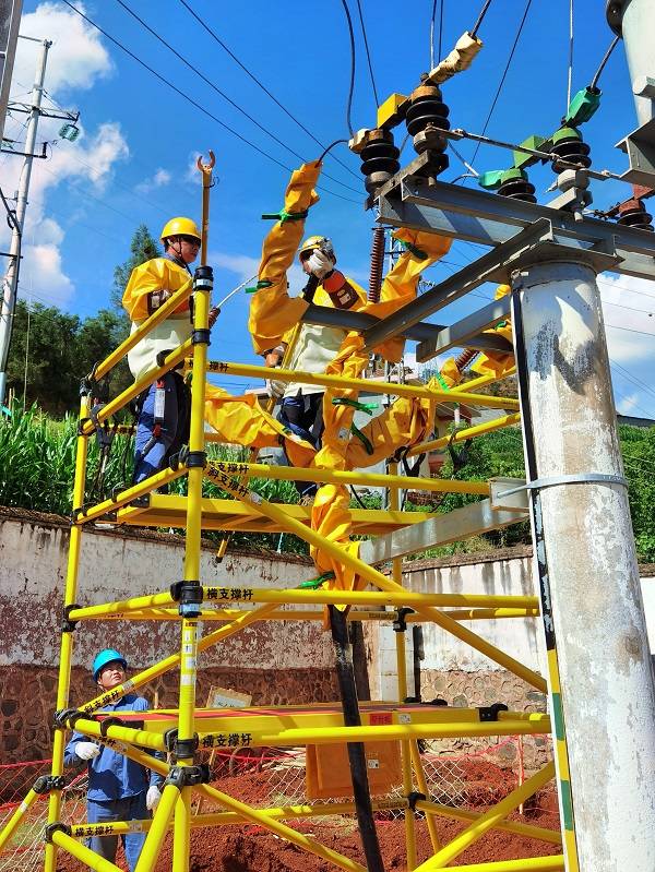 南方電網雲南曲靖供電局帶電作業戰酷暑保供電