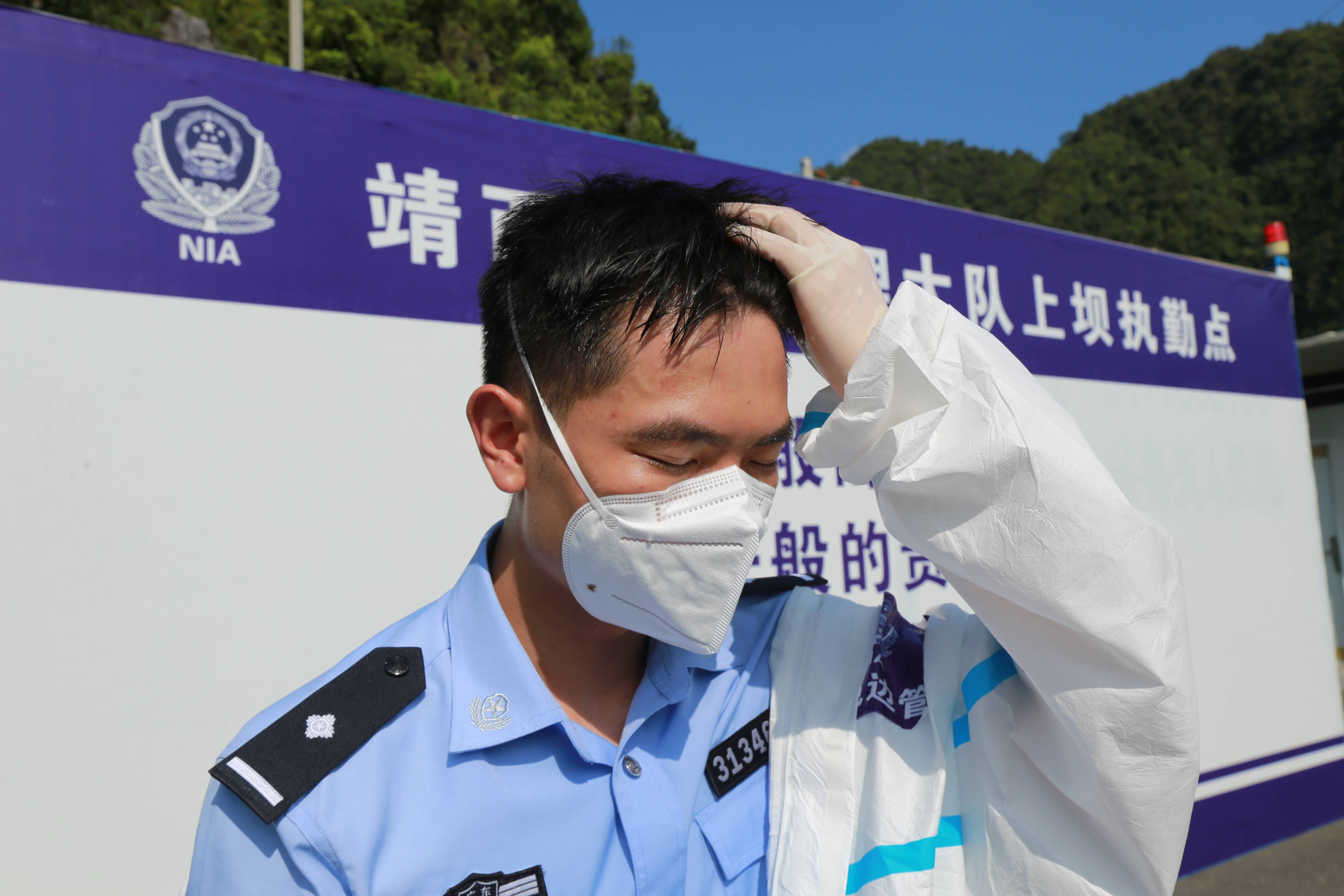 靖西移民管理警察用汗水守護平安_人員_高溫_執勤點