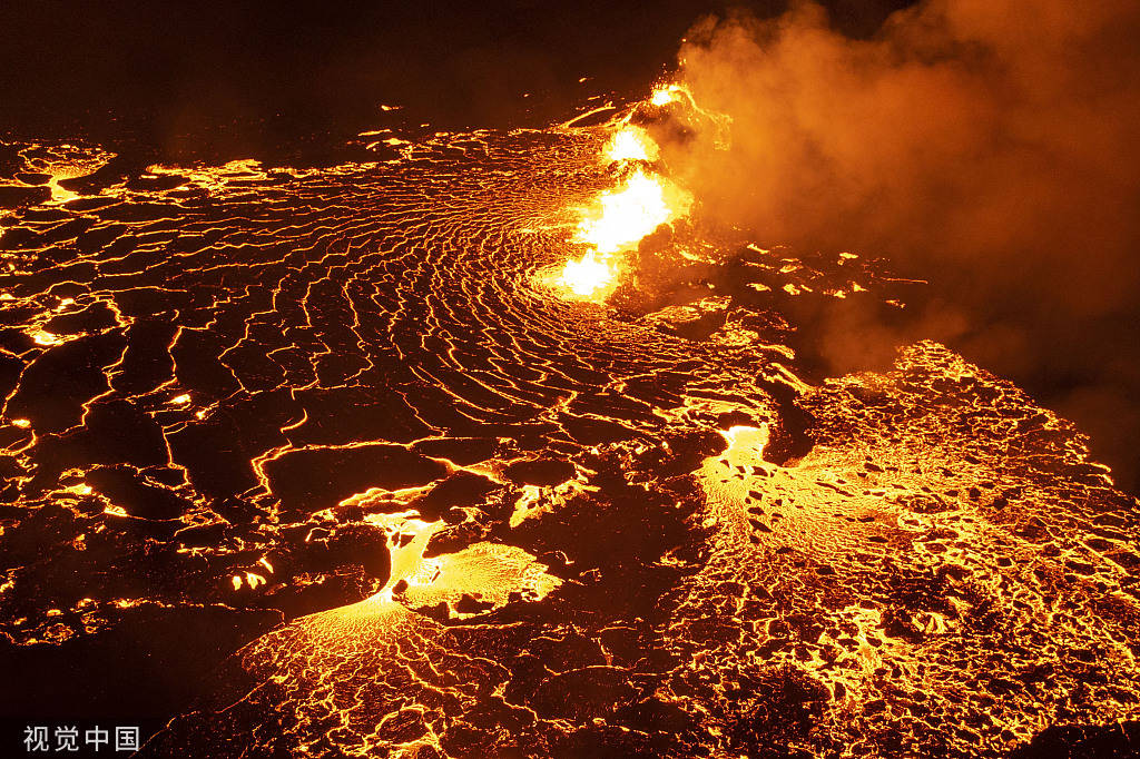 壮丽震撼冰岛火山喷发似黄金流满地