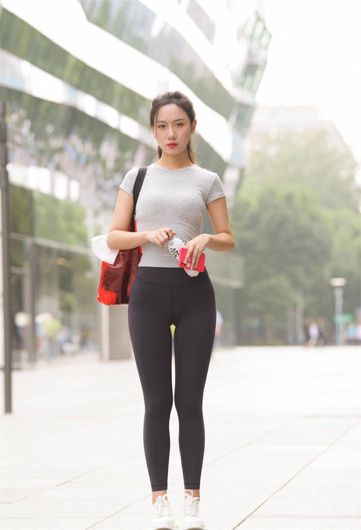 穿瑜伽裤的美女搭配一件紧身小t恤青春时尚彰显气质