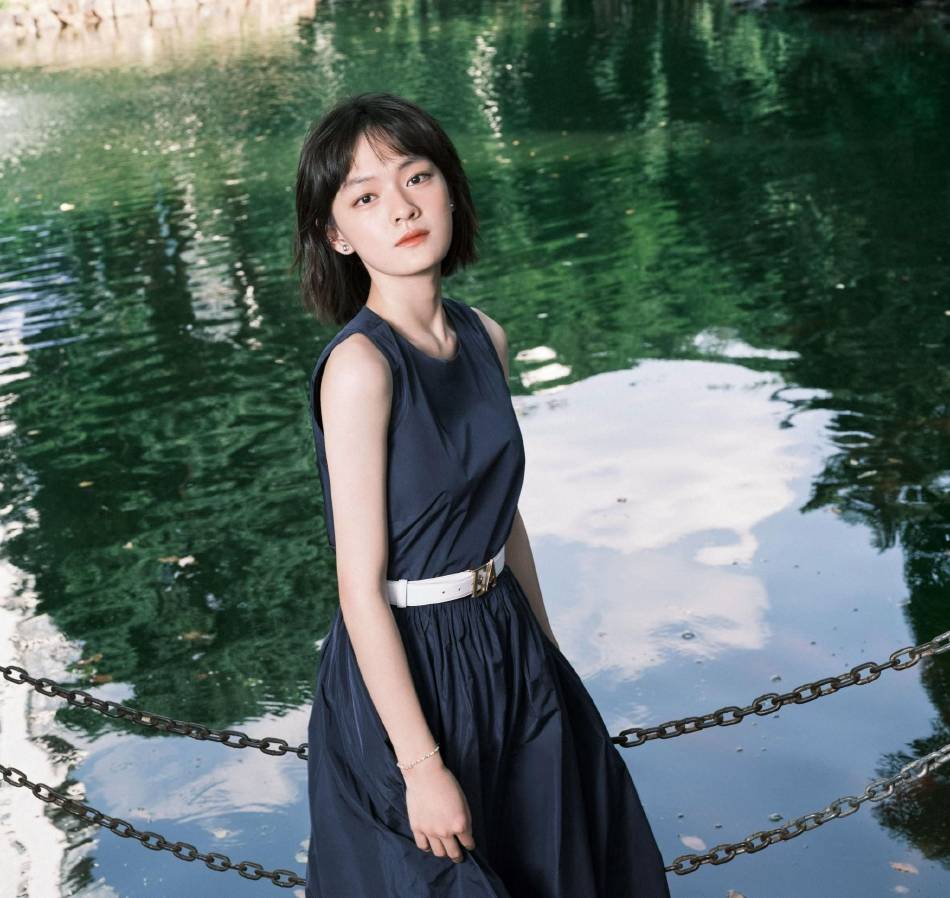 文淇生日湖边写真轻松惬意短发深眸盐系少女