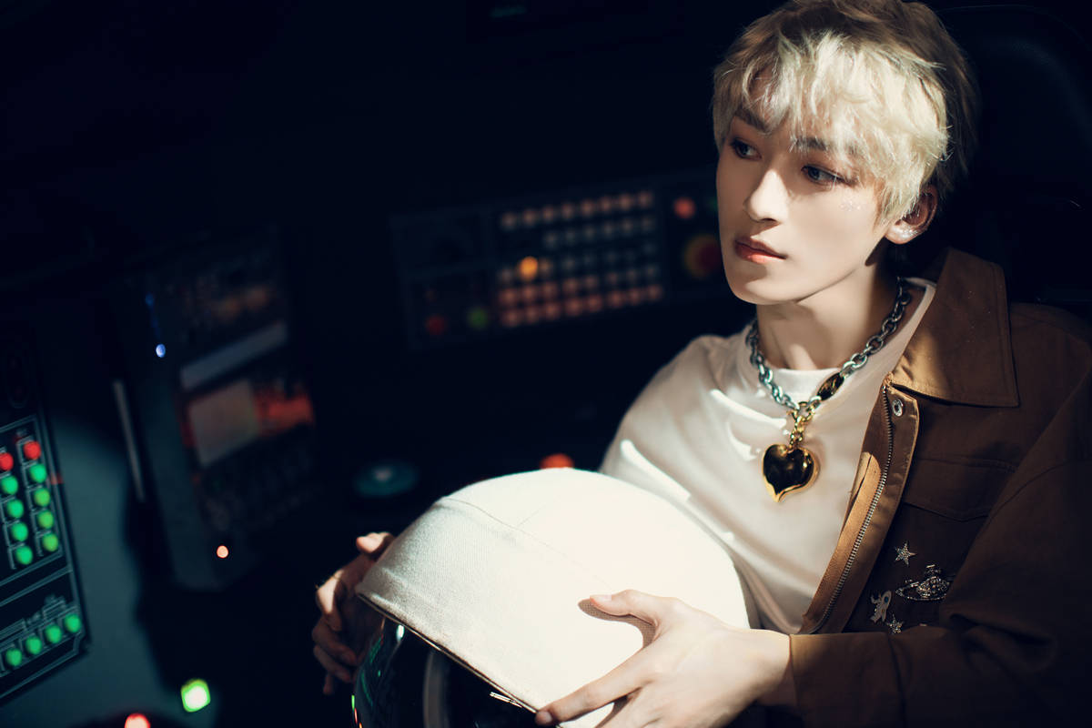 何洛洛《环游宇宙》mv心动上线 用音乐开启奇幻太空之旅