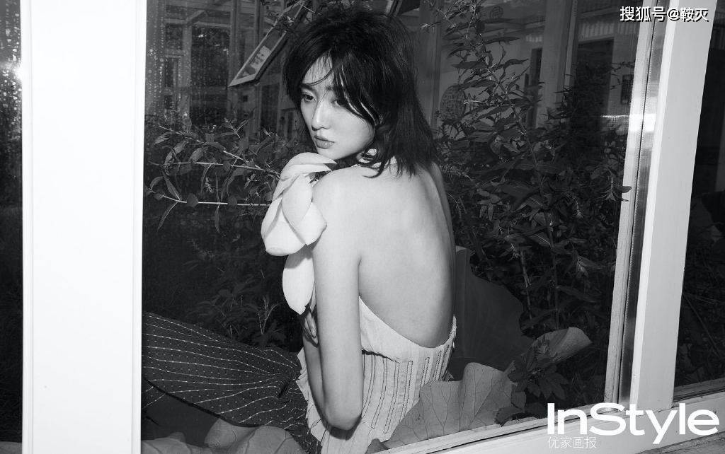 乔欣拍慵懒写真，炎炎夏日的浪潮