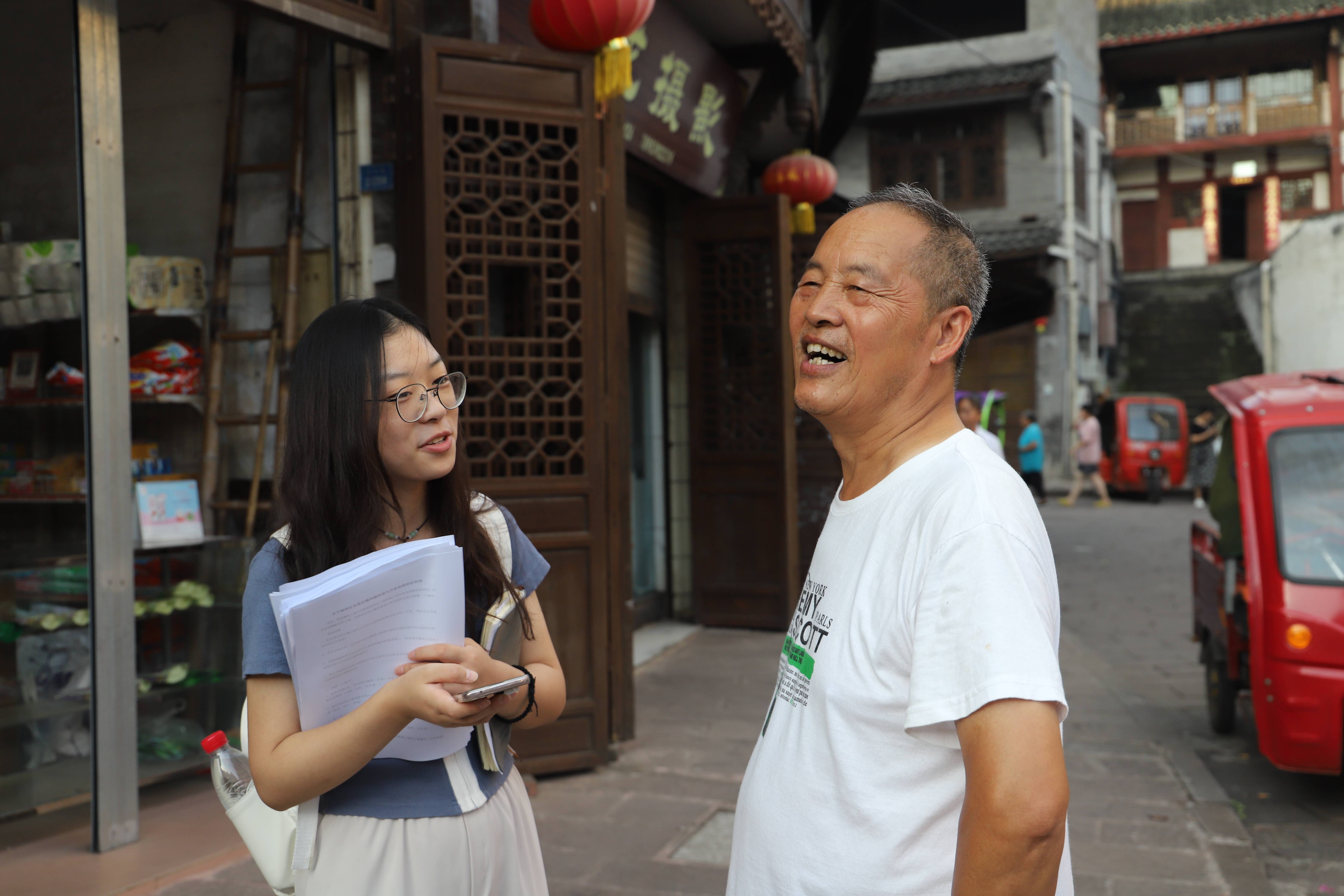 图为"青春向党,助兴龙乡"大学生社会实践队采访安居老人图为"青春向党