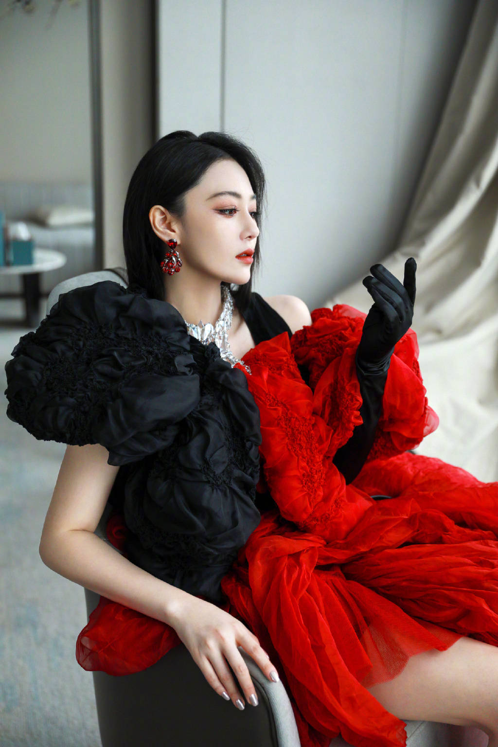 婚后的张馨予仍然很高调，红色连衣裙妩媚动人，“葫芦身材”惊艳_鱼司辰YuSiChen_新浪博客
