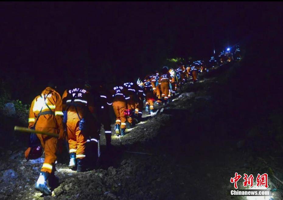 他们是离山火最近的人 致敬每一位救火英雄-搜狐大视野-搜狐新闻