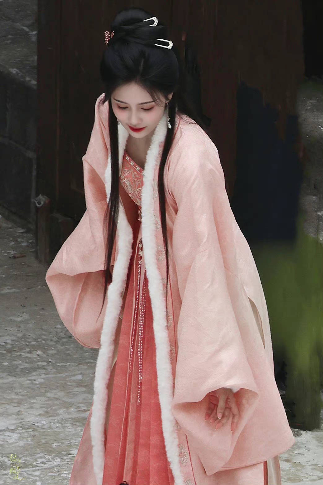 白鹿穿古装置身雪地气质恬静眉眼温婉楚楚动人