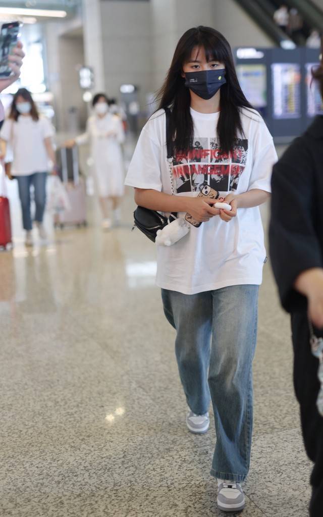 金子涵米色印花t恤配做旧牛仔裤轻松舒适