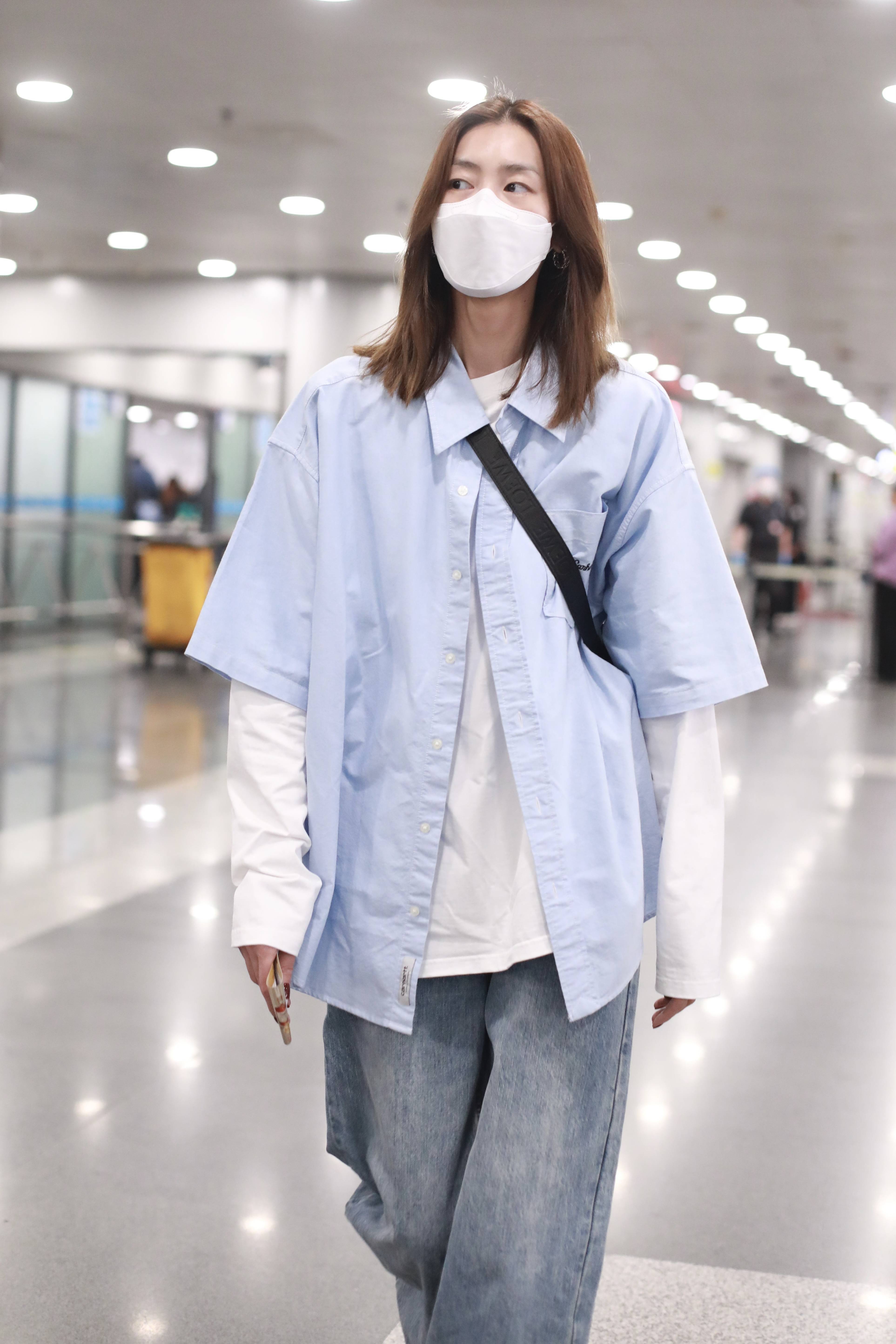 刘雯身穿男友风廓型衬衫造型硬朗状态却温柔如水