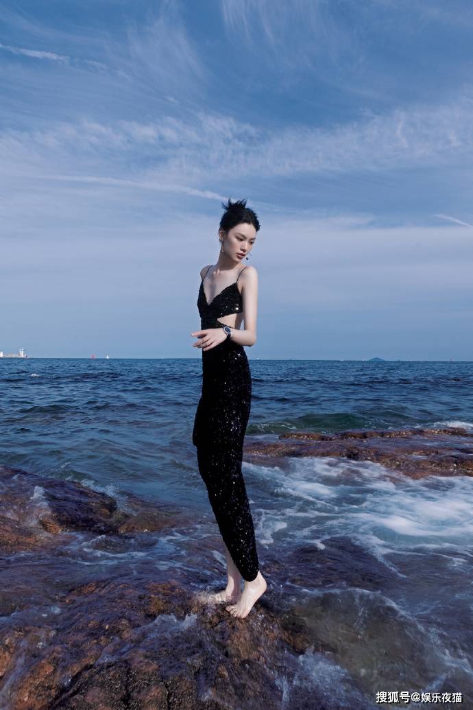 邱天海边写真一袭黑色星光碎钻长裙尽显完美身材_海面_内地_美女