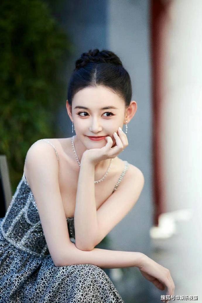 蒋依依一袭银色吊带长裙勾勒曼妙曲线，气质尽显_胡同_少女_阳光渡