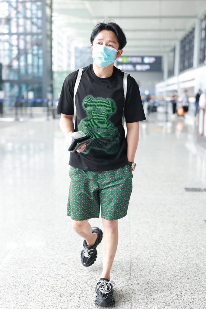 邹市明黑色小熊短袖搭短裤现身机场