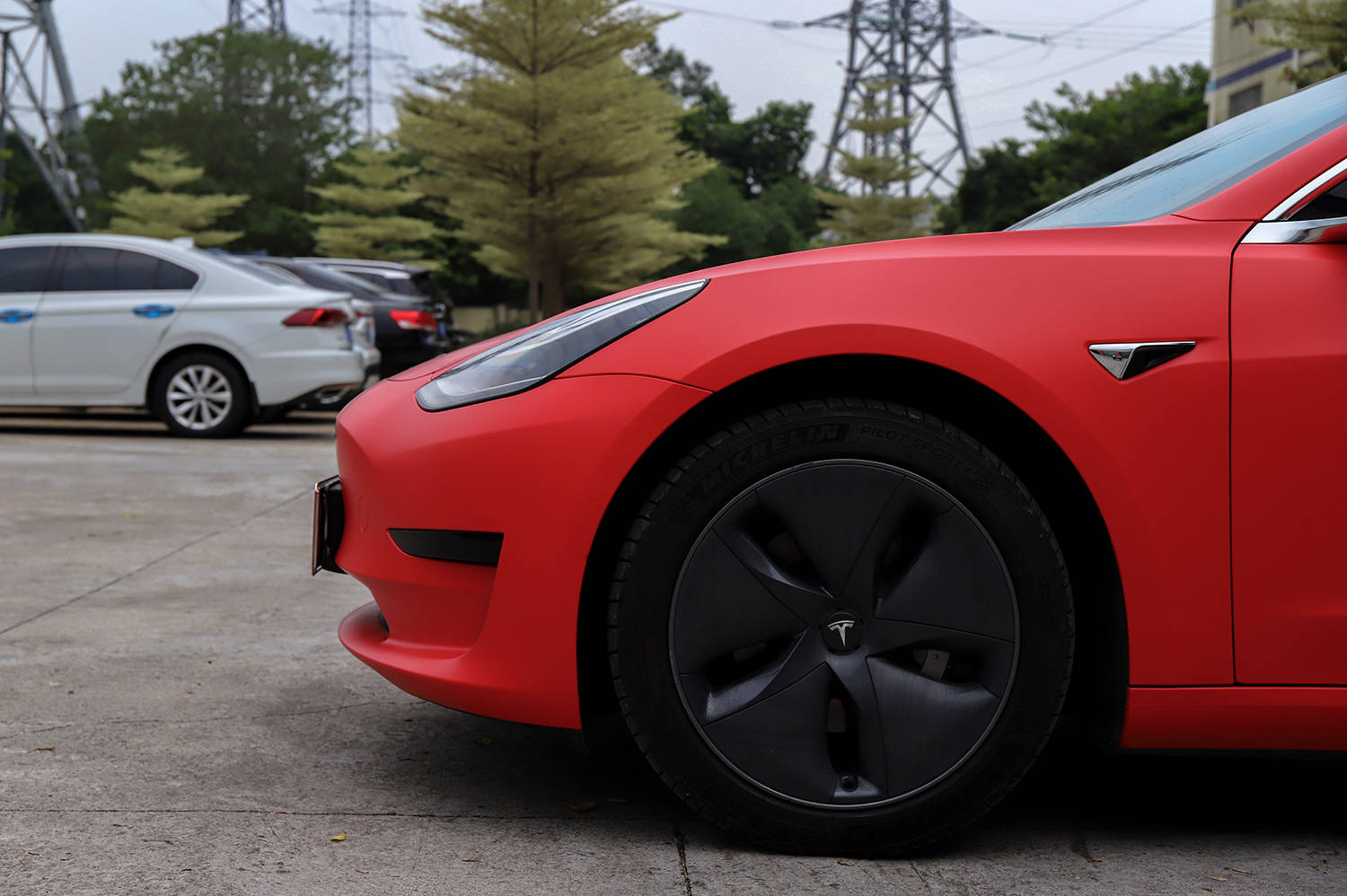 黛尔丝丹妮改色膜,特斯拉model3 消光法拉利红案例_搜狐汽车_搜狐网