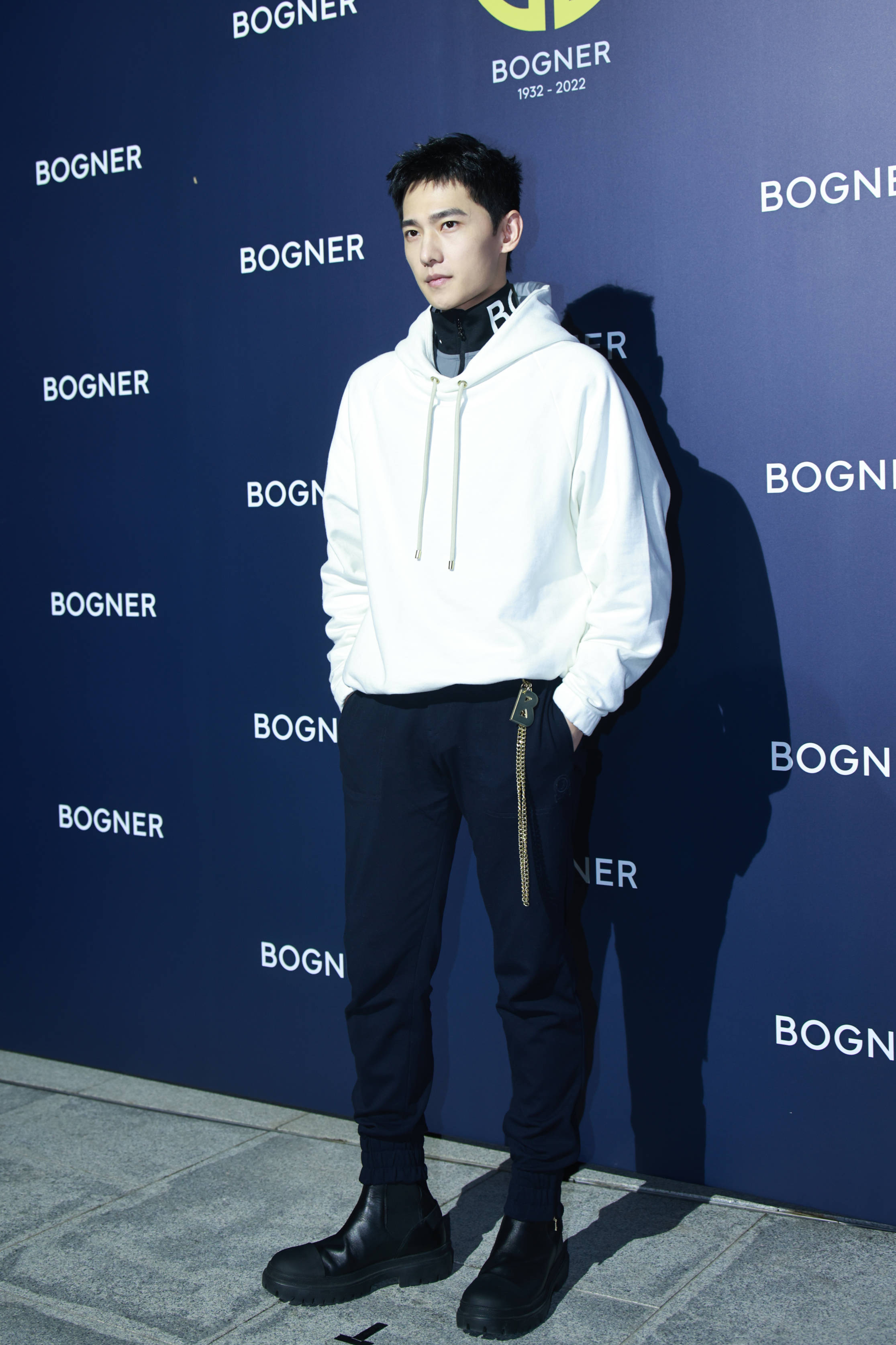 杨洋白色卫衣造型青春帅气 透露即将拍新电影-搜狐大视野-搜狐新闻