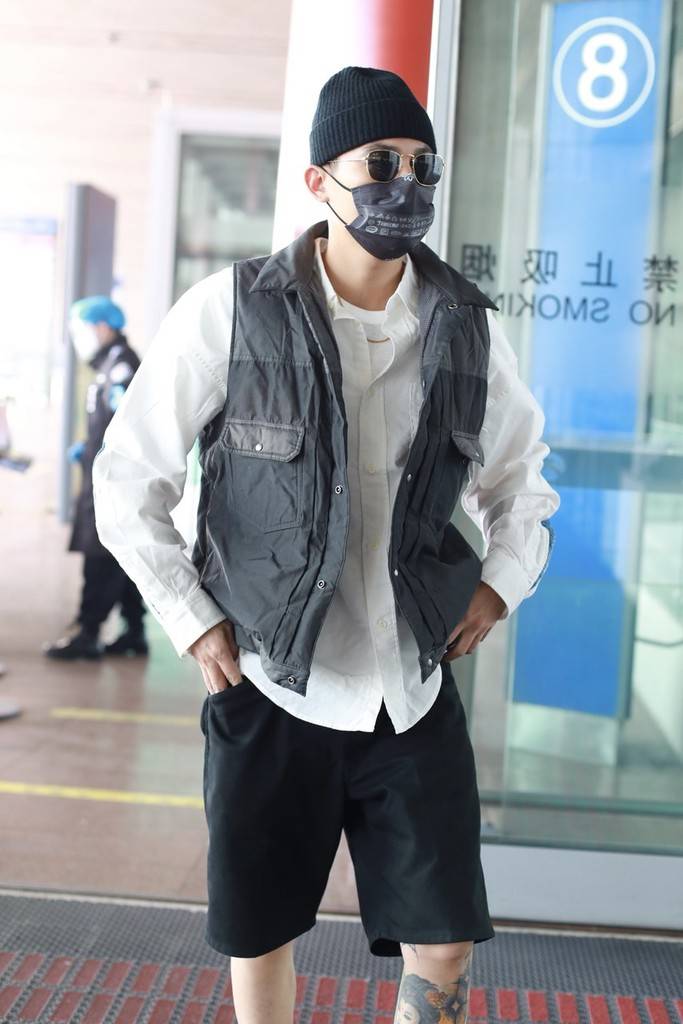 欧豪北京机场出发身着黑色马甲帅气非常