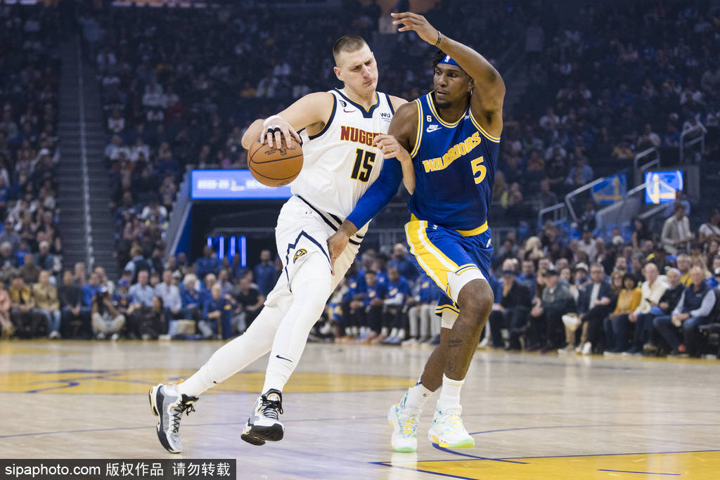 库里与掘金的巅峰对决 球场上的智慧较量引爆赛季高潮
