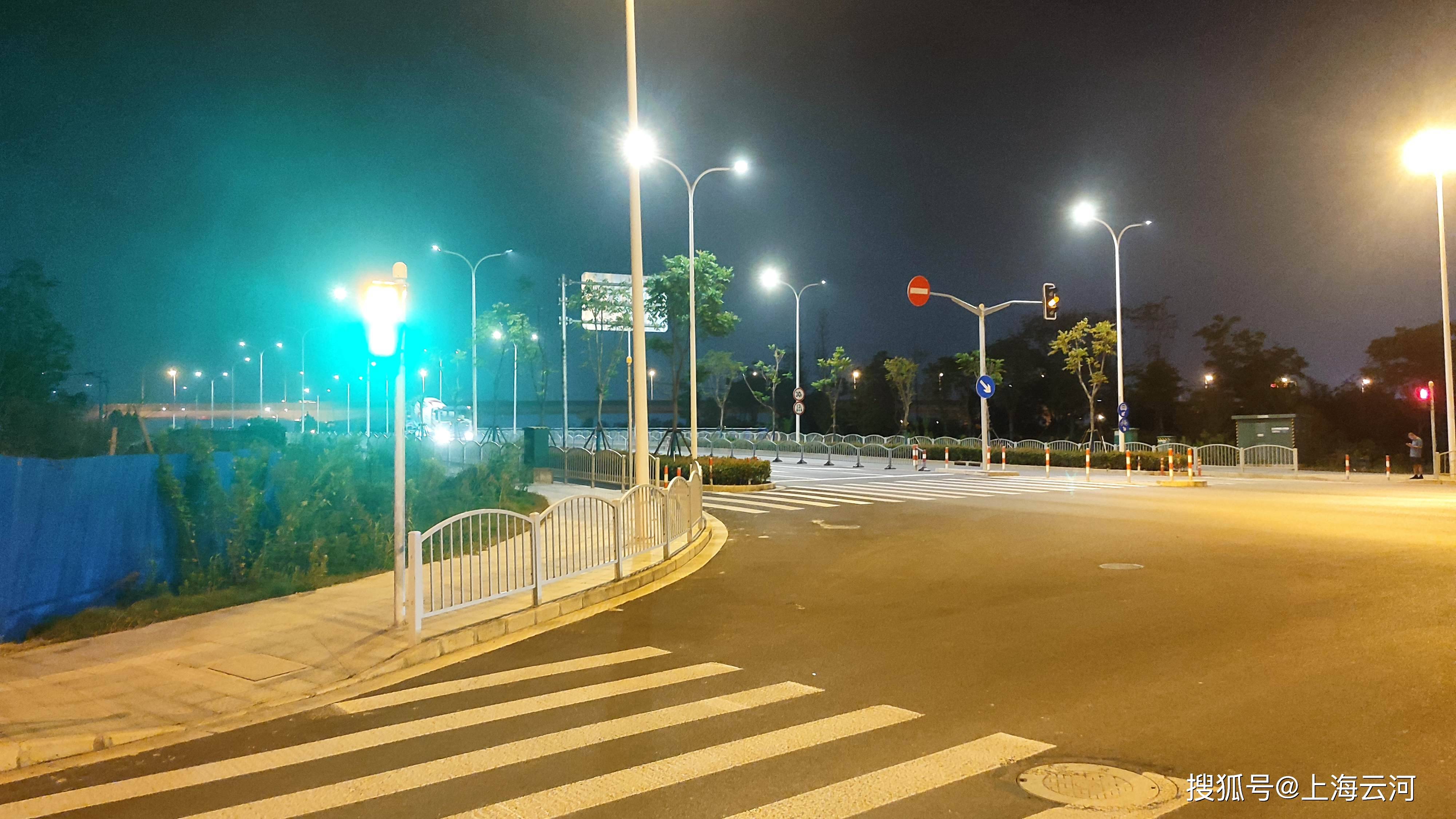 灯光下冷清的街头,不缺晚归的人(4)-搜狐大视野-搜狐新闻
