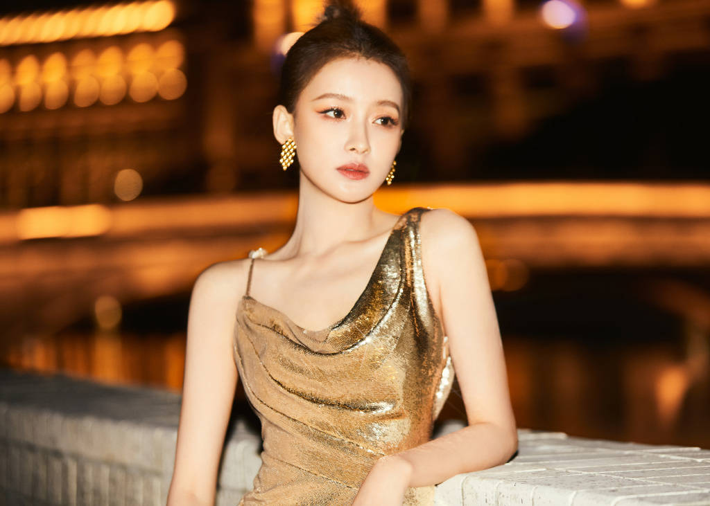 孙怡身穿金色亮片吊带长裙伫立河边明艳动人