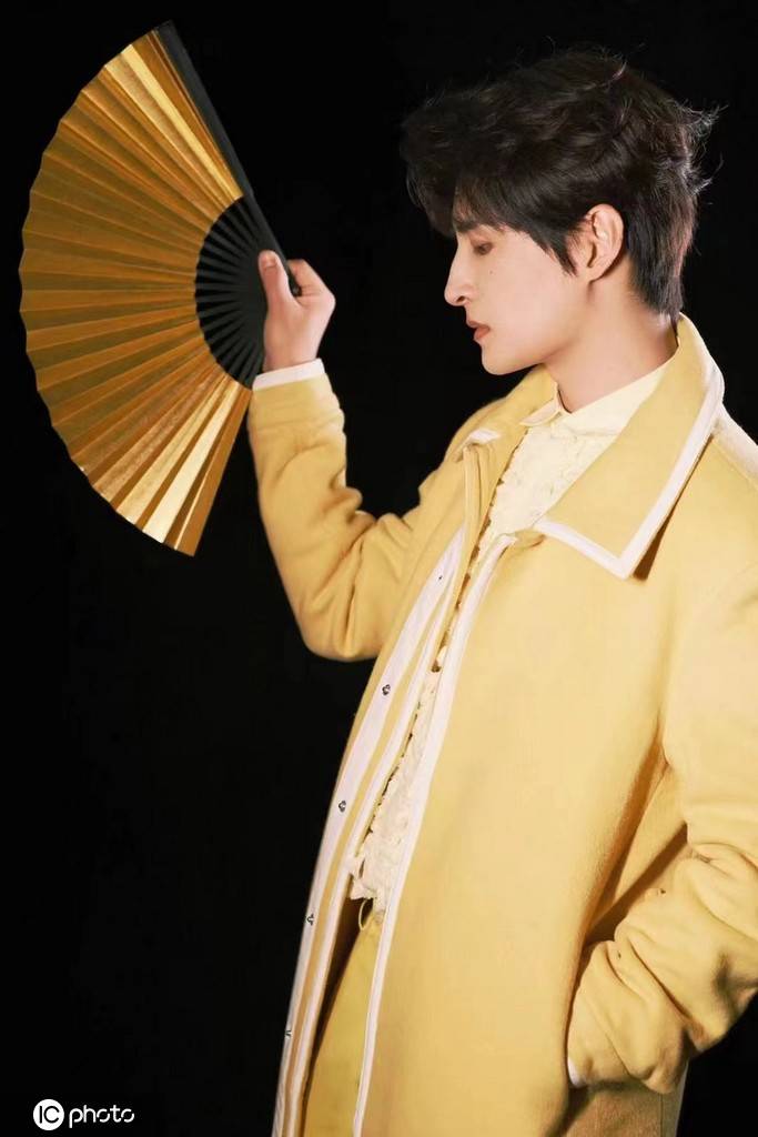 张远《我们的歌》写真 光影交织探寻崭新自我-搜狐大视野-搜狐新闻