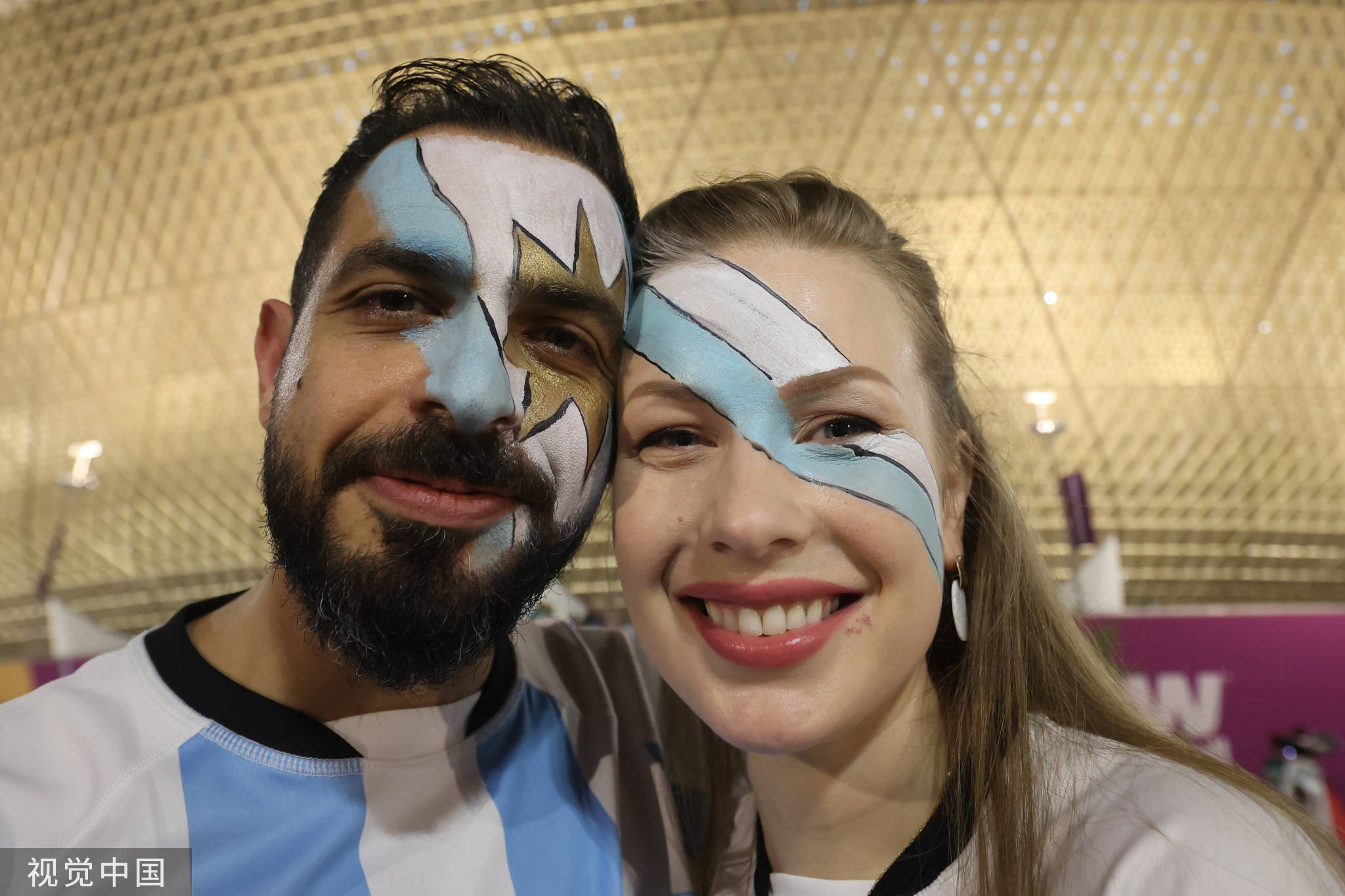 组图撒狗粮情侣相伴观战世界杯场边大秀恩爱