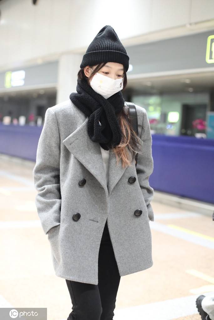 徐梦洁现身北京机场身着黑色针织帽简约低调