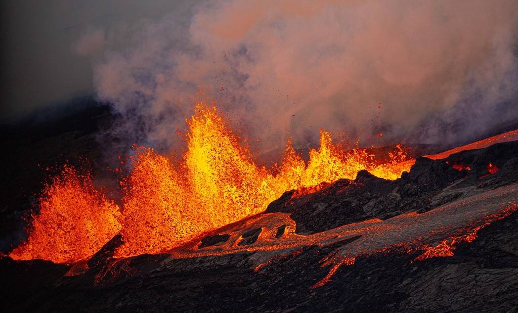 熔岩流淌!夏威夷冒纳罗亚火山喷发-搜狐大视野-搜狐新闻