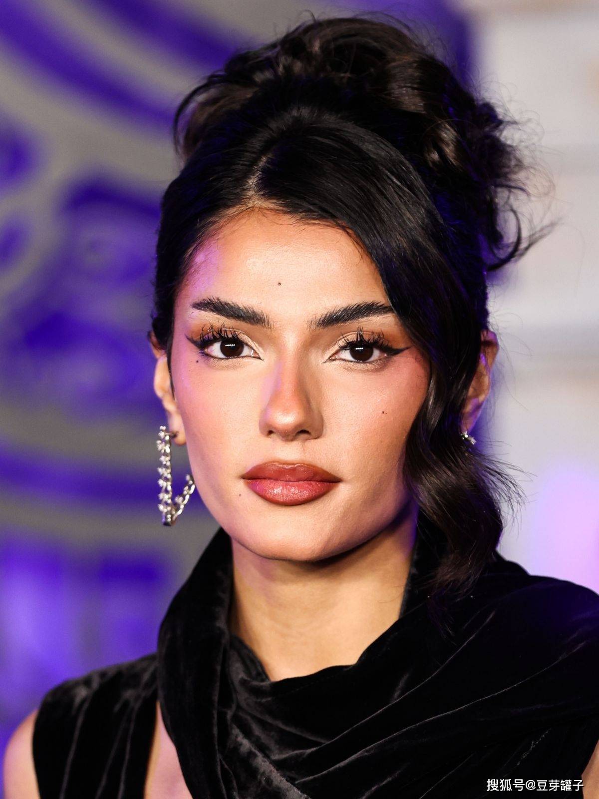 知名美妆博主Noor Dabash，身材曼妙，性感迷人-搜狐大视野-搜狐新闻