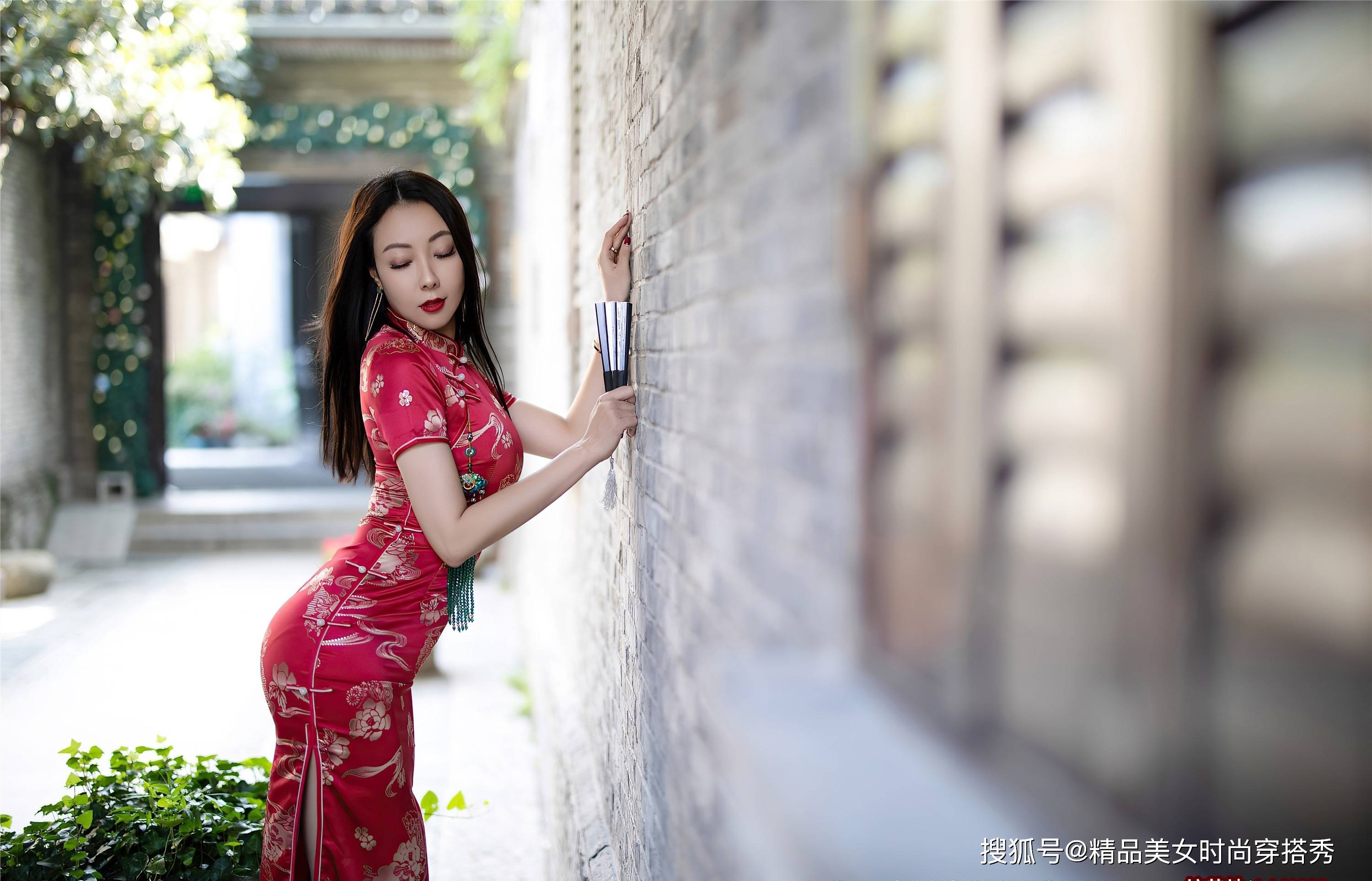 红色旗袍裙搭配黑色高跟鞋性感迷人彰显女性魅力-搜狐大视野-搜狐新闻